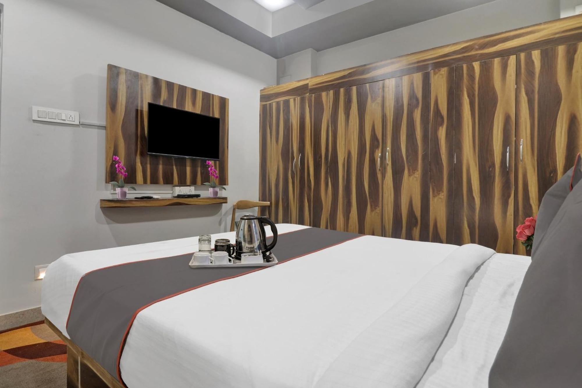Super Townhouse Rcc Blizz Hotel Kondapur  Bagian luar foto