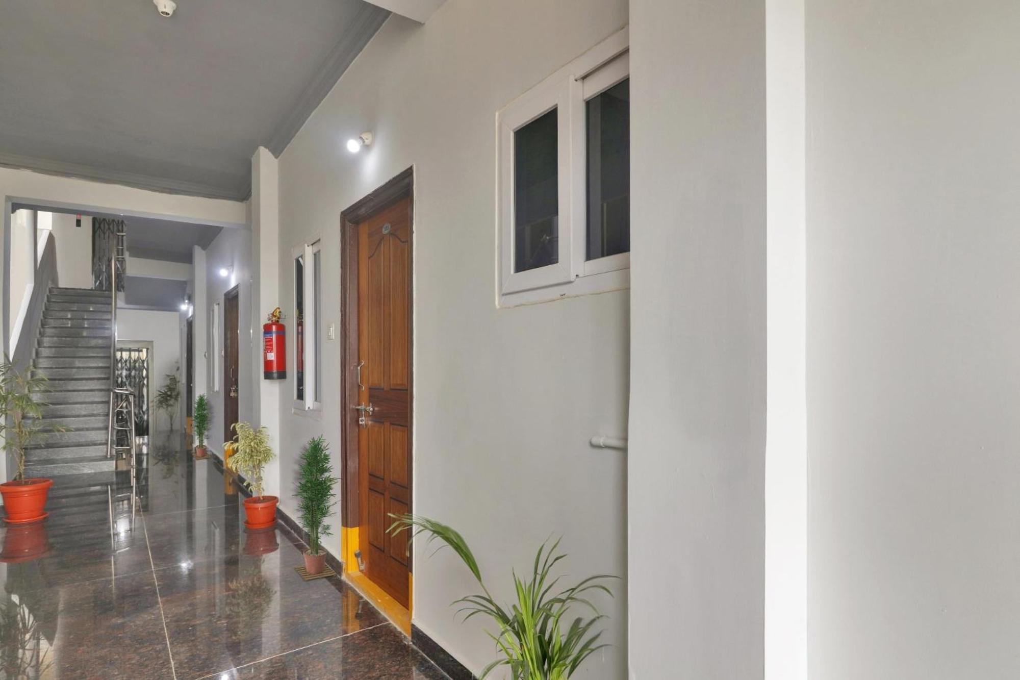 Super Townhouse Rcc Blizz Hotel Kondapur  Bagian luar foto