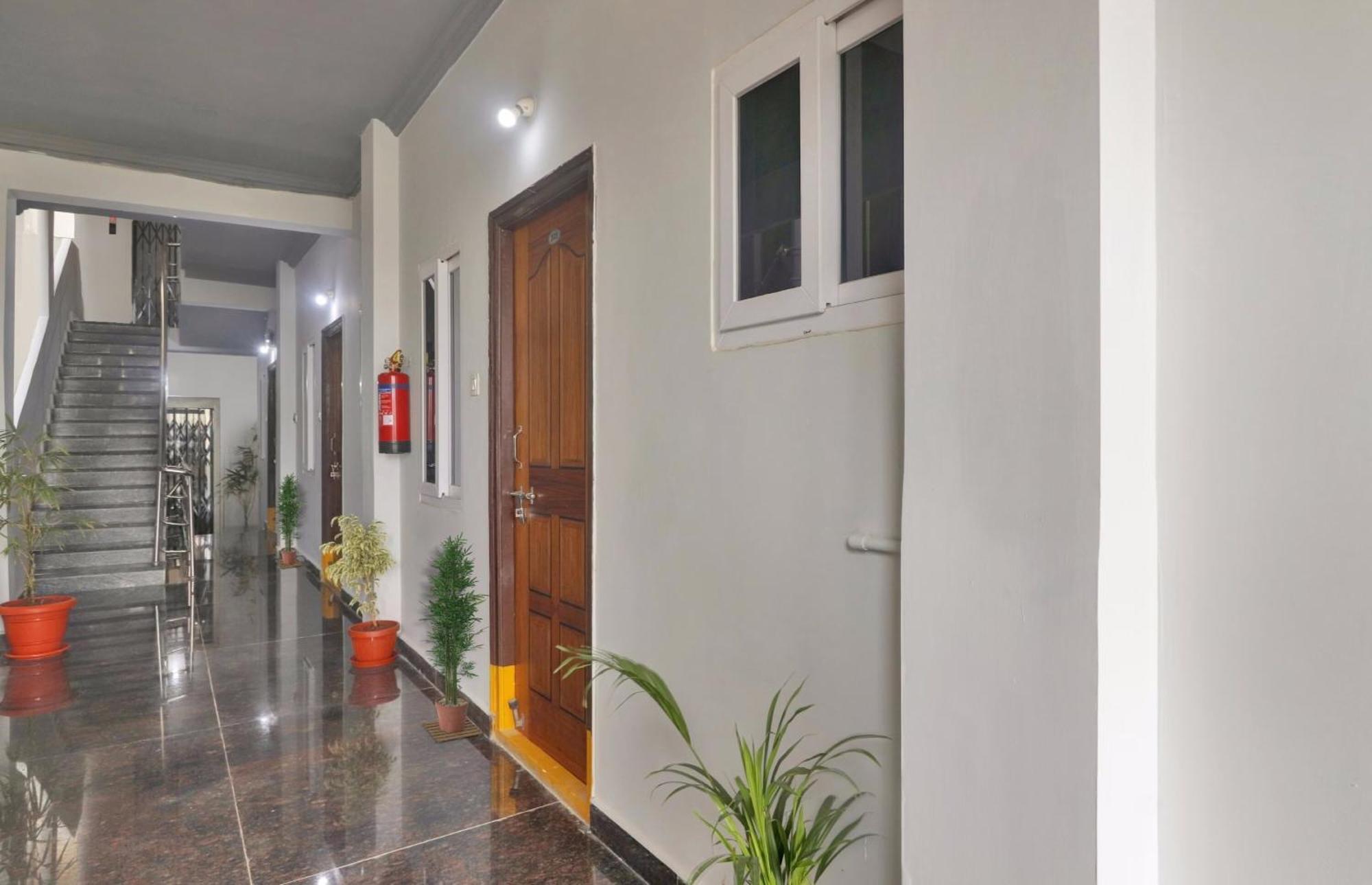 Super Townhouse Rcc Blizz Hotel Kondapur  Bagian luar foto