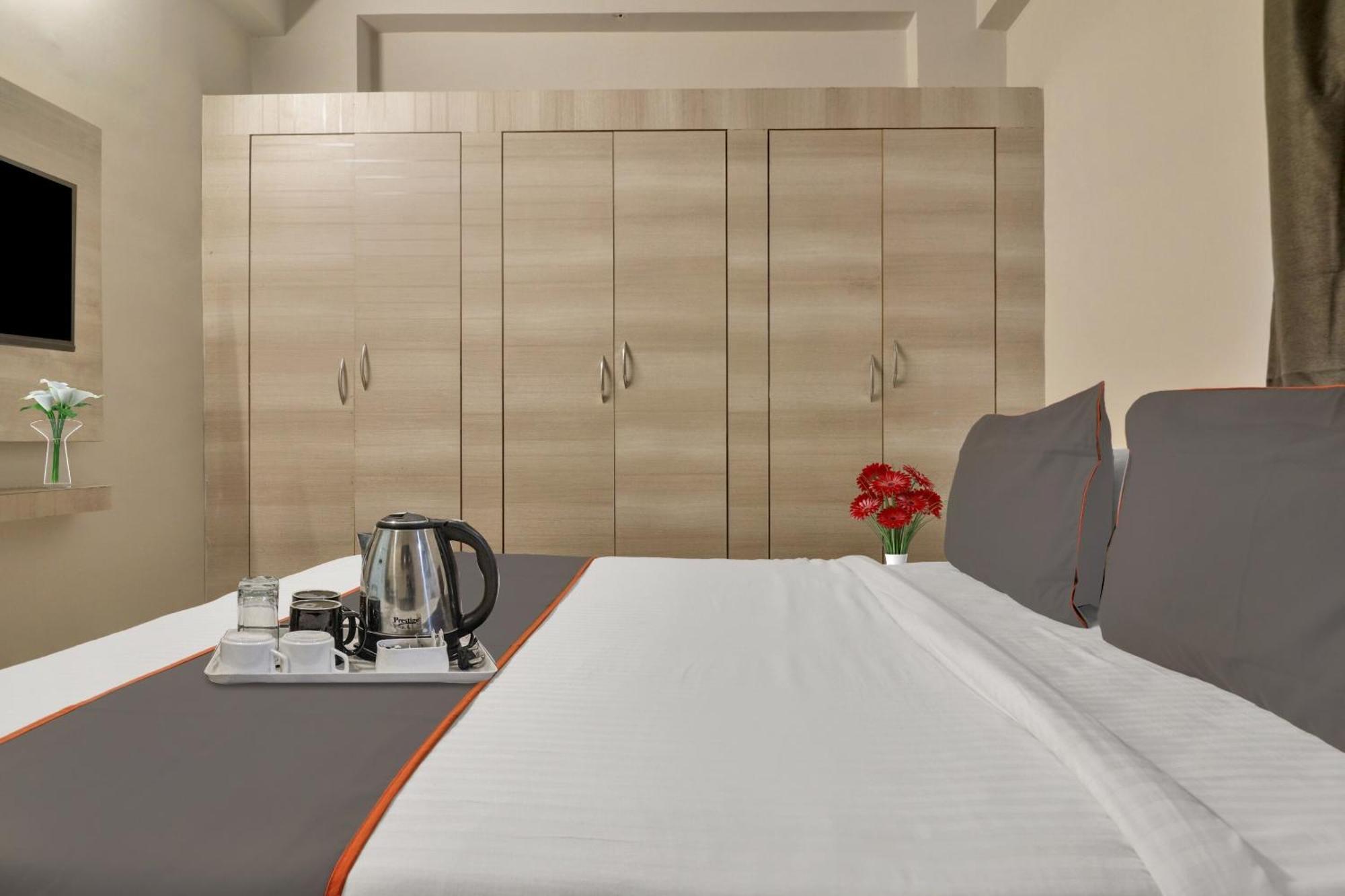 Super Townhouse Rcc Blizz Hotel Kondapur  Bagian luar foto