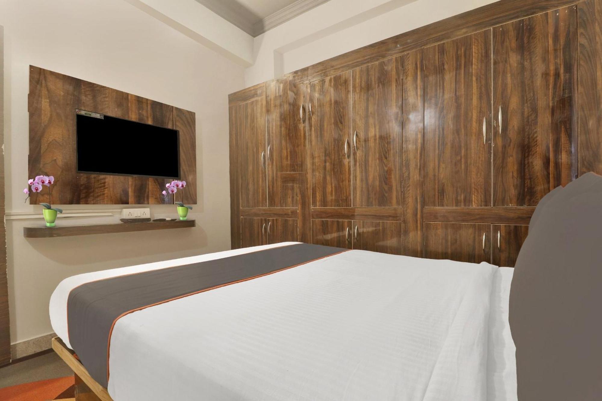 Super Townhouse Rcc Blizz Hotel Kondapur  Bagian luar foto